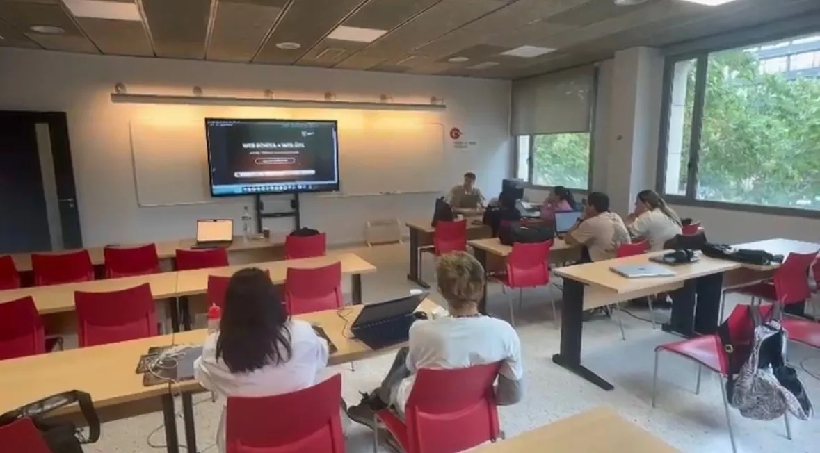 Formación de IA en un aula con alumnos