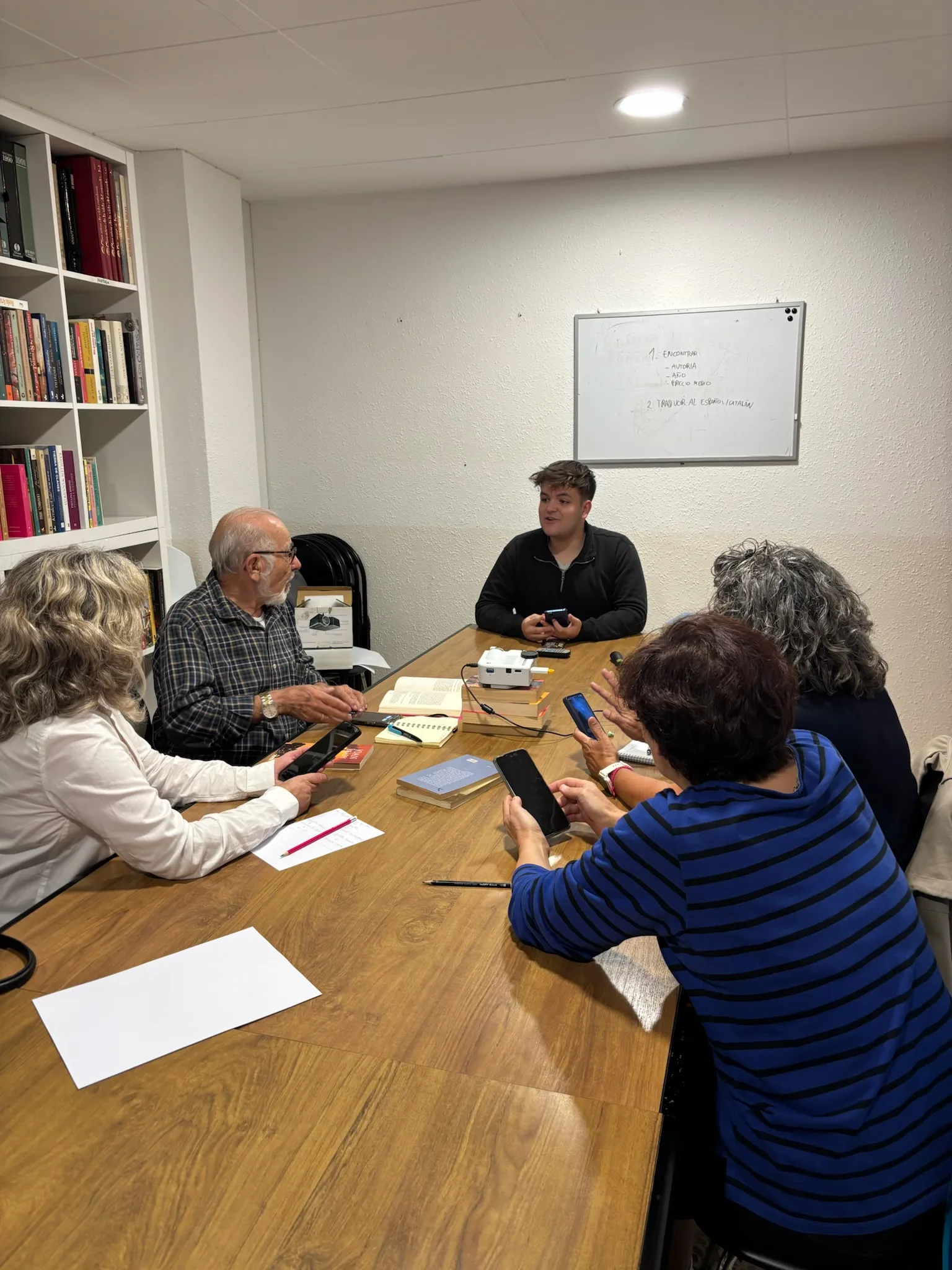 Sesión de formación en grupo reducido alrededor de una mesa