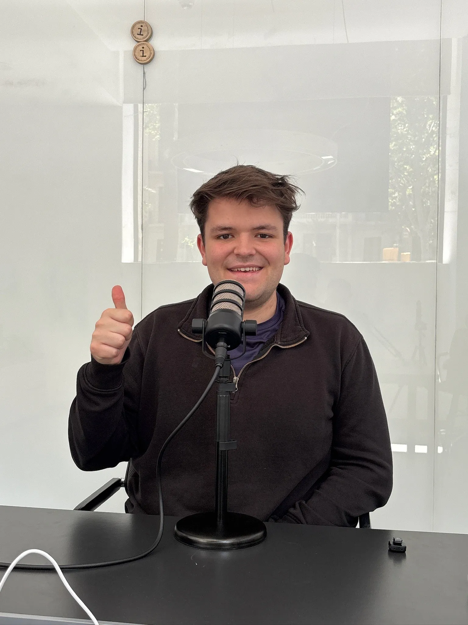 Joan grabando con un micrófono